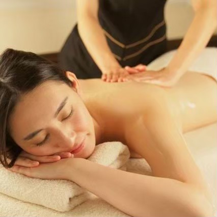 クラウンの装飾と店内イメージ