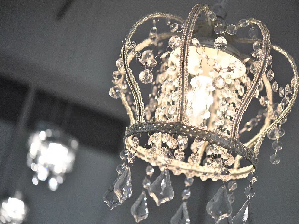 クラウンの装飾と店内イメージ